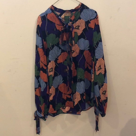 N°21 100% silk long sleeve floral print blouse.